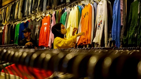 Sejumlah pembeli memilih baju di salah satu gerai pakaian bekas di kawasan Jati Asih, Bekasi, Jawa Barat (29/10).  Foto: Iqbal Firdaus/kumparan