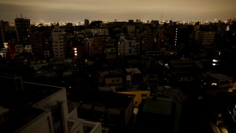 Rumah dan bangunan terlihat padam listrik setelah gempa bumi di daerah Toshima di Tokyo, Jepang. Foto: Issei Kato/REUTERS