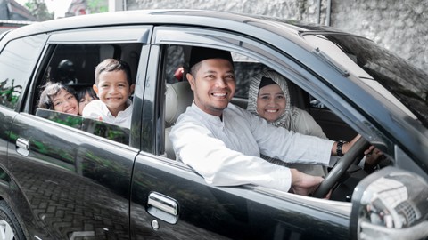 Ilustrasi keluarga mudik. Foto: Odua Images/Shutterstock