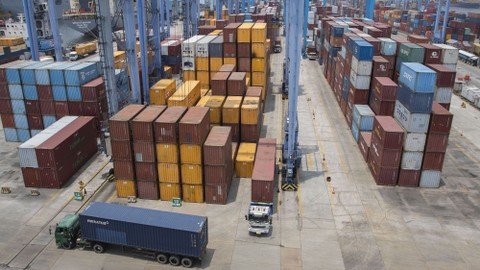 Truk peti kemas melintas di kawasan IPC Terminal Peti Kemas Pelabuhan Tanjung Priok, Jakarta. Foto: ANTARA FOTO/Aditya Pradana Putra
