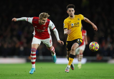 Pemain Arsenal Martin Odegaard duel dengan pemain Wolverhampton Wanderers Rayan Ait-Nouri di Stadion Emirates, London, Inggris. Foto: Matthew Childs/Reuters