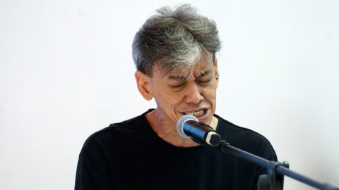 Penyanyi Indonesia, Fariz Rustam Munaf atau yang dikenal Fariz RM memeriahkan pameran GIIAS 2018 di salah satu Booth, ICE, BSD, Tangerang, Sabtu (4/8). Foto: Aditia Noviansyah/kumparan