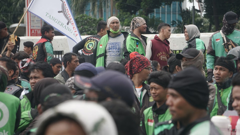Driver ojol saat demo di depan Gedung DPR. Foto: Iqbal Firdaus/kumparan