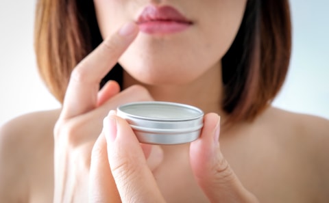 Ilustrasi menggunakan pelembap pada bibir Foto: Shutterstock