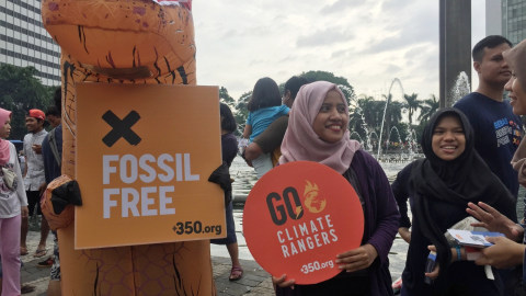 Kampanye pengurangan energi fosil oleh Climate Changers di Car Free Day, Bundaran HI, Jakarta Pusat. Foto:  Ferry Fadhlurrahman/kumparan
