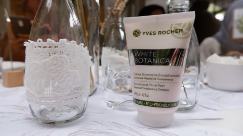 2 Produk Baru Yves Rocher Untuk Cerahkan Kulit Dan Samarkan Noda Hitam Kumparan Com