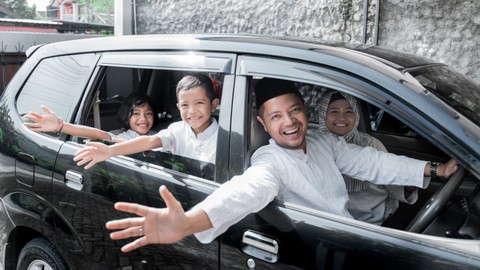 Ilustrasi keluarga mudik. Foto: Odua Images/Shutterstock