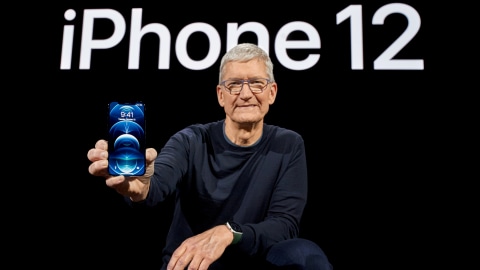 CEO Apple Tim Cook berpose dengan iPhone 12 Pro. Foto: Apple Inc./Handout via REUTERS