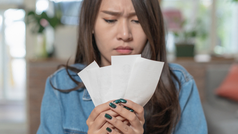 Ilustrasi melihat struk pengeluaran belanja. Foto: Shutter Stock