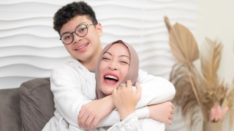 Angelina Sondakh dan Keanu Massaid. Foto: Instagram/@angelinasondakh09