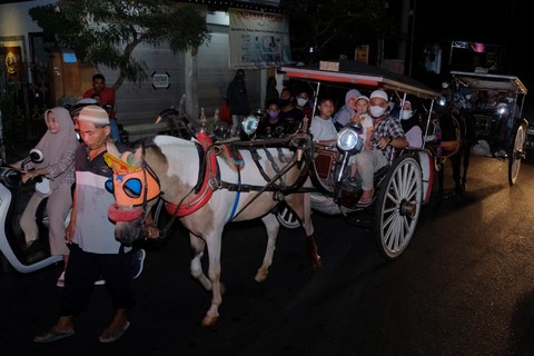 Sejumlah umat Islam menaiki dokar saat mengikuti takbir keliling menyambut Hari Raya Idul Fitri 1443 Hijriah di Kampung Islam Kepaon, Denpasar, Bali, Minggu (1/5/2022). Foto: Nyoman Hendra Wibowo/ANTARA FOTO