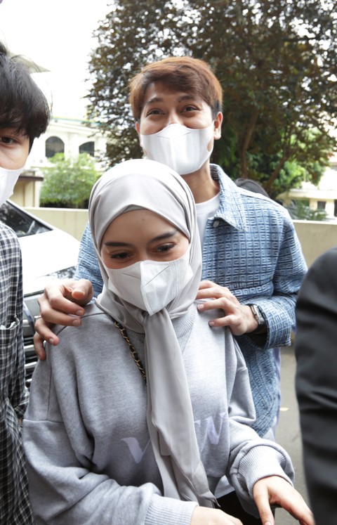Pasangan artis Rizky Billar dan Lesti Kejora saat memenuhi panggilan terkait kasus DNA Pro di Bareskrim Mabes Polri, Jakarta, Rabu (20/4/2022). Foto: Agus Apriyanto