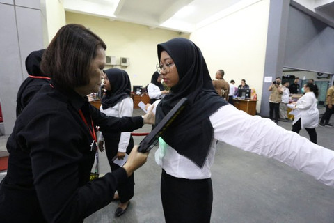 Proses registrasi dan body checking para peserta Tes SKD CPNS BNPB TA 2019 hari pertama di Gedung CAT, Kantor BKN Pusat (13/2).  Foto: Dok. @BNPB_Indonesia