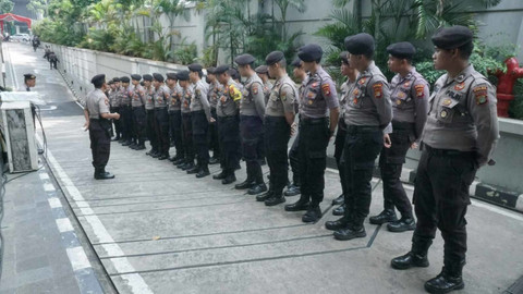 Sejumlah aparat kepolisian berjaga di Mahkamah Konstitusi jelang sidang perkara perselisihan hasil pemilihan umum (PHPU) 2019. Foto: Helmi Afandi/kumparan