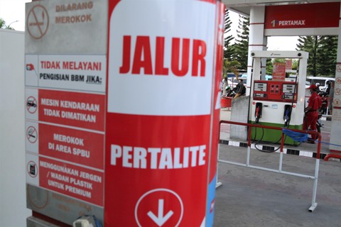 Petugas melayani pengisian BBM jenis Pertalite di SPBU 74.931.04 Tapak Kuda, Kendari, Sulawesi Tenggara, Selasa (12/4/2022). Foto: Jojon/ANTARA FOTO