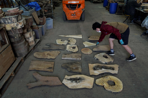 Proses pemilihan kayu untuk diolah menjadi furniture di pabrik HK TimberBank di Hong Kong, China. Foto: Lam Yik/Reuters