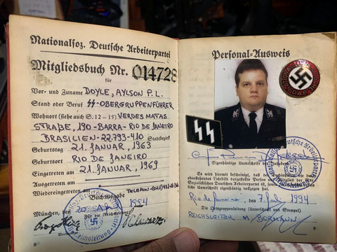 Sebuah dokumen Nazi terlihat di rumah seorang terduga pedofil di Rio de Janeiro, Brasil, dalam foto selebaran ini yang dirilis pada 6 Oktober 2021. Foto: Policia Civil RJ/Handout via REUTERS