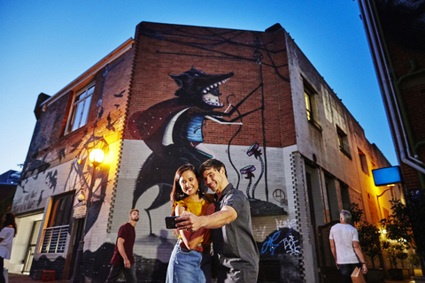 Wisatawan yang tengah berfoto di depan mural di Wolf Lane, Perth Foto: Dok. Tourism Western Australia