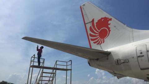 Teknisi sedang mengecek dan merawat pesawat di hanggar Batam Aero Technic (BAT), Batam, milik Lion Air Group. Foto: Ema Fitriyani/kumparan