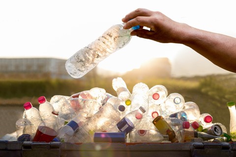 com-Ilustrasi sampah botol plastik Foto: Shutterstock