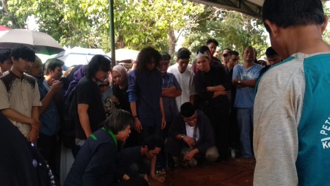 Tidak Ada Taburan Bunga Dan Doa Bersama Di Pemakaman Debby Nasution Kumparan Com