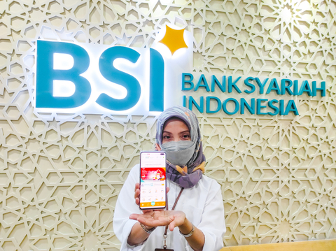 Nasabah menunjukkan promo program Hujan Rezeki di aplikasi BSI Mobile. Foto: Dok. Istimewa