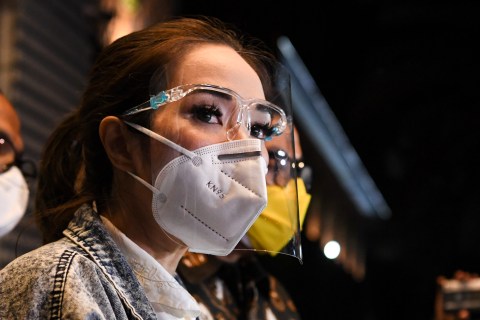 Artis Gisella Anastasia atau Gisel memberi keterangan pers usai diperiksa di Gedung Direstkrimsus Polda Metro Jaya, Jakarta, Jumat (8/1/2021). Foto: Hafidz Mubarak A/ANTARA FOTO