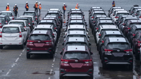 Pengunjung melintasi deretan mobil baru siap ekspor terparkir di PT Indonesia Kendaraan Terminal atau IPC Car Terminal, Cilincing, Jakarta. Foto: ANTARA FOTO/Aprillio Akbar