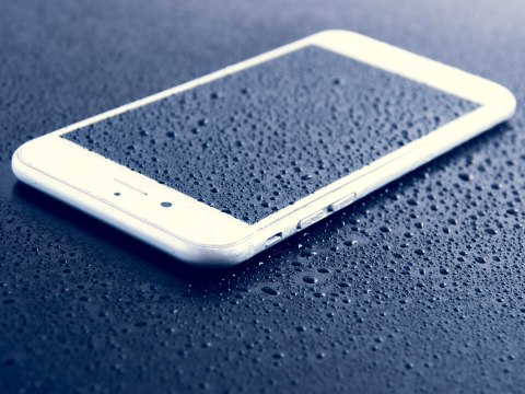 Cara Mudah Keringkan Speaker Iphone Yang Basah Usai Terendam Air Kumparan Com