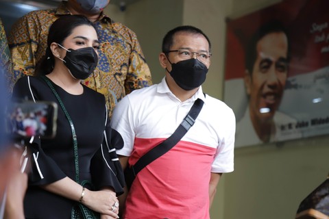 Artis Anang Hermansyah dan istrinya Ashanty saat ditemui di Polda Metro Jaya, Jakarta, Jumat, (4/2). Foto: Ronny