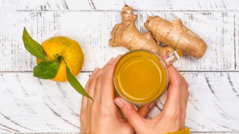 Ilustrasi minum lemon dan kunyit Foto: Shutterstock
