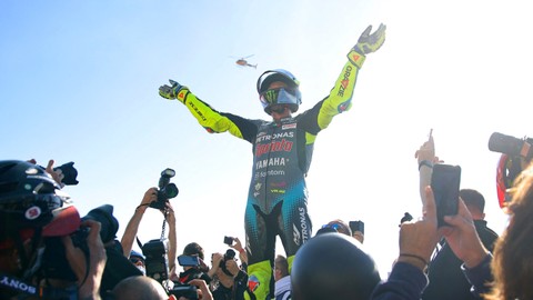 Valentino Rossi melakukan selebrasi usai balapan MotoGP Valencia Grand Prix di Sirkuit Ricardo Tomo, Cheste, Spanyol. Foto: JOSE JORDAN / AFP