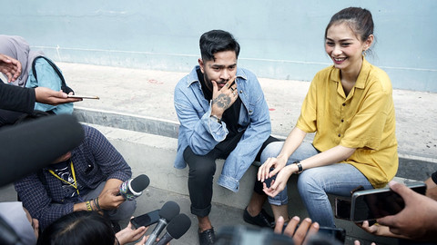 Aktor sekaligus musisi Onadio Leonardo dan istrinya Beby Prisillia saat ditemui dikawasan Tendean, Jakarta, Jumat, (11/10). Foto: Ronny