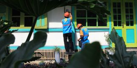 Petugas PLN mengganti meteran listrik di Kecamatan Pangalengan, Kabupaten Bandung, Rabu (15/5/2019). Foto: Irfan Adi Saputra/kumparan