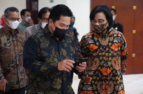 Menteri BUMN Erick Thohir dan Menteri Keuangan Sri Mulyani di Penutupan Perdagangan Bursa 2021 di Gedung BEI, Kamis (30/12).  Foto: Dok Istimewa
