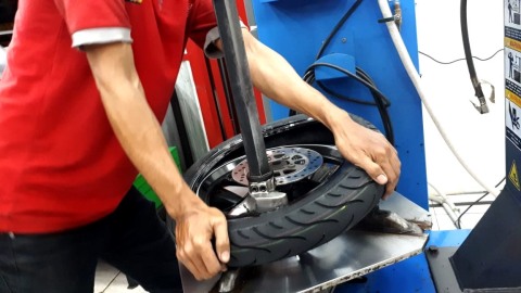 Ilustrasi memasang ban motor. Foto: Aditia Noviansyah/kumparan