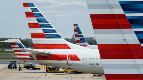 Pesawat American Airlines terparkir di Bandara Ronald Reagan, AS. Foto: REUTERS/Joshua Roberts