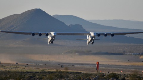 Pesawat terbesar di dunia, yang dibangun oleh perusahaan Paul Allen, Stratolaunch Systems, lepas landas pada penerbangan uji pertamanya di Mojave, California, Amerika Serikat. Foto: REUTERS / Gene Blevins