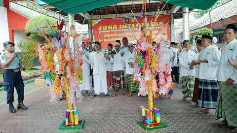 Tradisi endog-endogan saat Maulid. Foto: jatim.kemenkumham.go.id