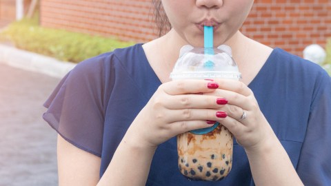 Ilustrasi ibu hamil minum boba. Foto: Arkom Suvarnasiri/Shutterstock