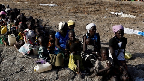 Warga mengantri makanan sumbangan dari PBB. Foto: Reuters/Siegfried Modola