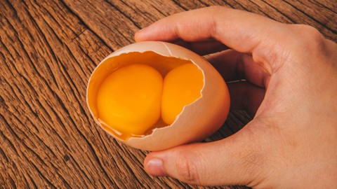 Ilustrasi telur dengan dua kuning. Foto: Shutterstock/Tei Sinthip