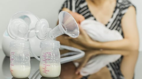 Ilustrasi memompa ASI perah. Foto: Shutterstock