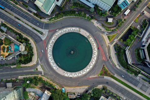 Foto udara Bunderan Hotel Indonesia saat diberlakukan PSBB di Jakarta, Sabtu (2/5/2020). Foto: ANTARA FOTO/Galih Pradipta