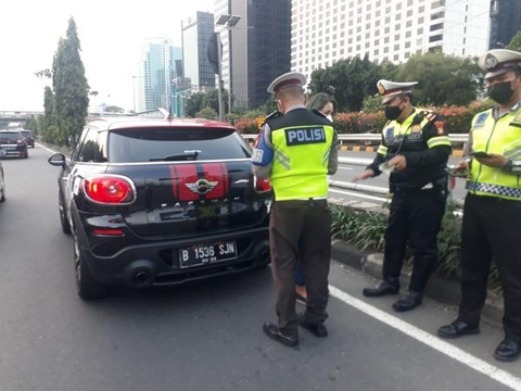 Viral, Pengemudi MINI Nekat Terobos Konvoi RI 2, Apa Sanksinya? (2)