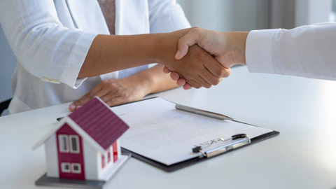 Ilustrasi membeli rumah. Foto: Shutter Stock