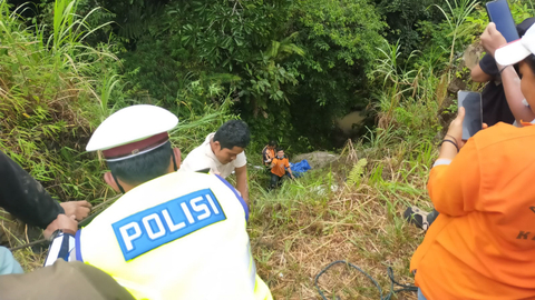 Bus Pariwisata Masuk Jurang Sedalam 31 Meter di Magetan, 7 Tewas