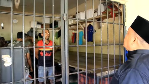 Bupati Langkat Terbit Rencana Peranginangin meninjay kerangkeng manusia di Desa Raja Tengah, Langkat, Sumatra Utara. Foto: Youtube/Info Langkat