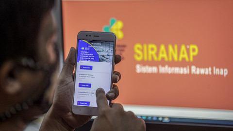Warga mencari informasi pada aplikasi layanan Sistem Informasi Rawat Inap Rumah Sakit (Siranap RS) di Jakarta, Jumat (29/1/2021). Foto: Aditya Pradana Putra/ANTARA FOTO