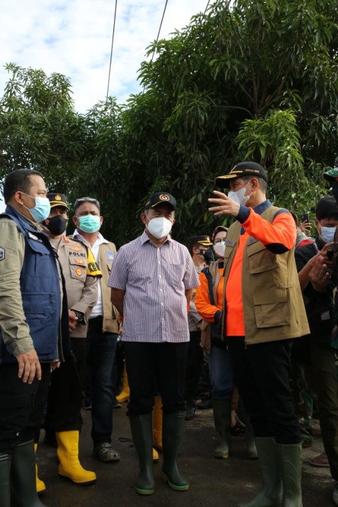 14.754 KK Terdampak Banjir Karawang, BNPB Beri Bantuan Rp 500 Juta (2)